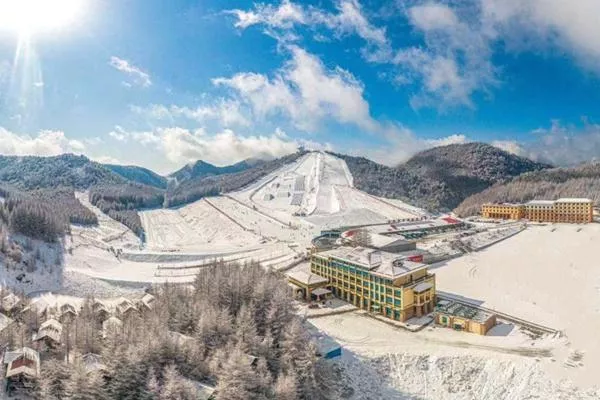神龍架國(guó)際滑雪場(chǎng)門票多少錢