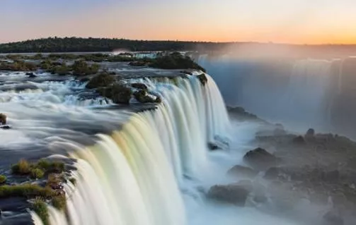 世界上最寬的瀑布 伊瓜蘇瀑布寬度4000米